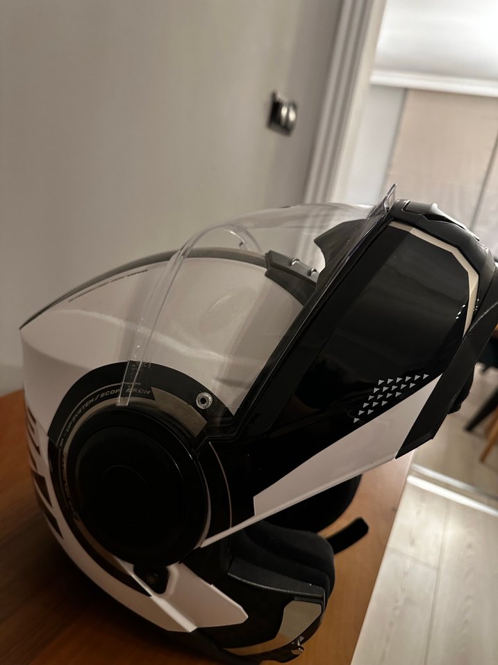 Beyaz Siyah Baskılı Tokalı Motosiklet Kaskı - Görsel 3