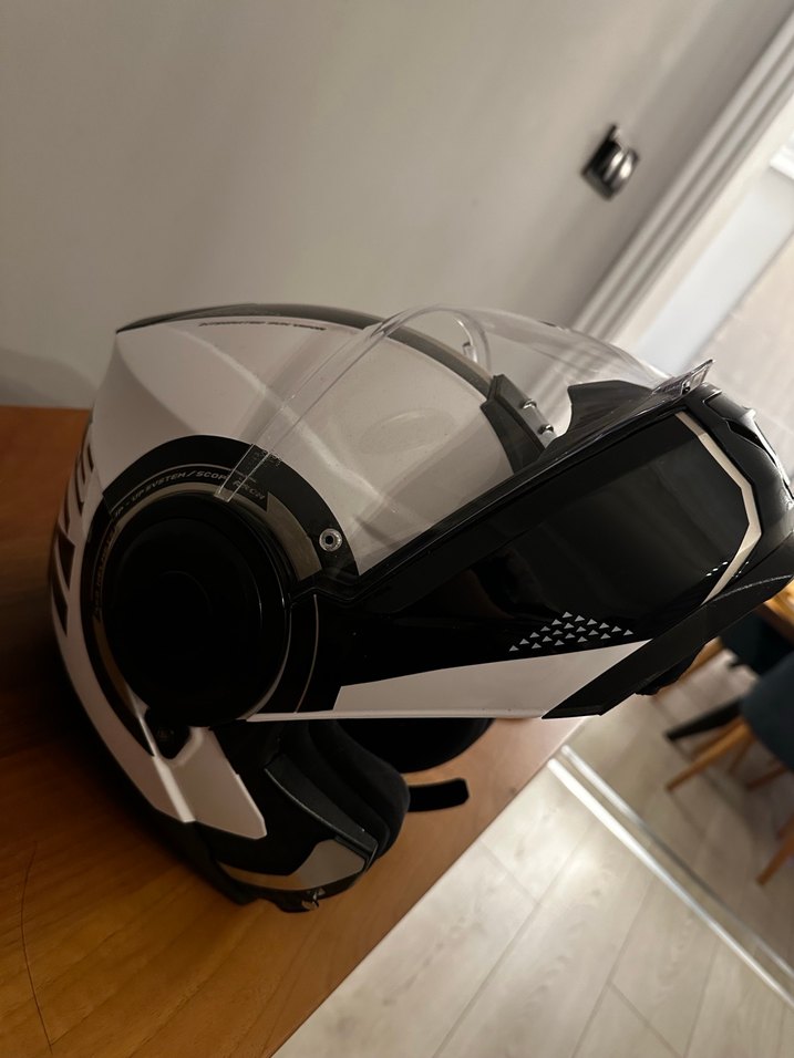 Beyaz Siyah Baskılı Tokalı Motosiklet Kaskı - Görsel 2