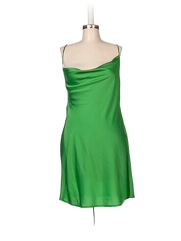 Stradivarius Mini Elbise %70 İndirimli.