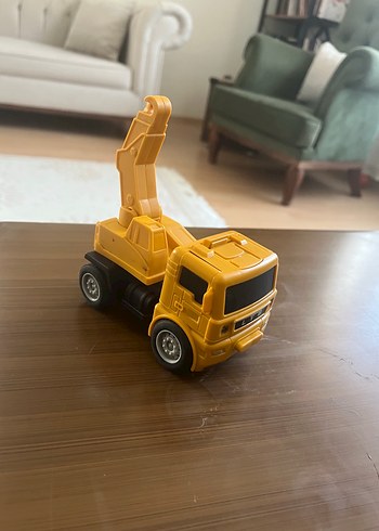  Sarı Renkli Robota Dönüşen Oyuncak Kamyon