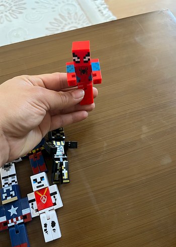  Çeşitli Karakterlerde Çok Renkli Aksiyon Figürleri