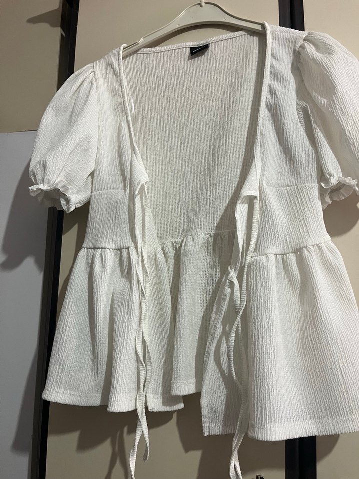 Düğmeli Beyaz Kısa Kollu Mini Keten Bluz - Görsel 3