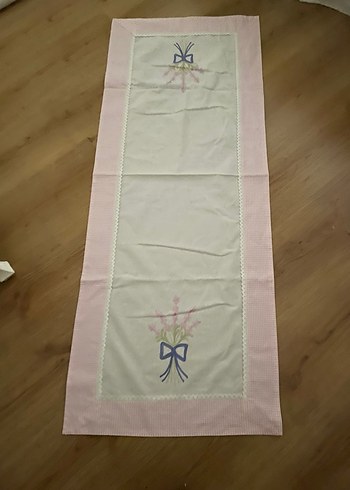 Nakışlı Pembe Masa Örtüsü