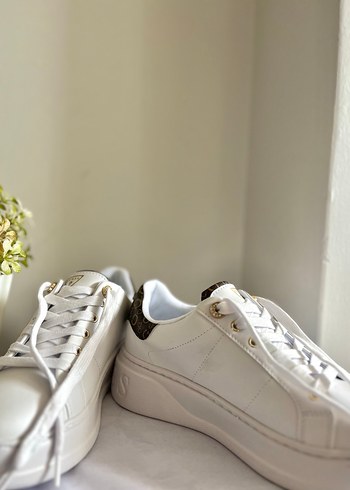 Beyaz Yılan Desenli Dolgu Topuklu Kadın Spor Ayakkabı - Görsel 3