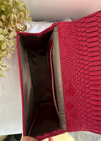 Kırmızı Yılan Derisi Desenli Zincir Detaylı Çanta - Görsel 4