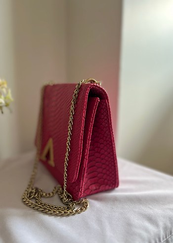 Kırmızı Yılan Derisi Desenli Zincir Detaylı Çanta - Görsel 2