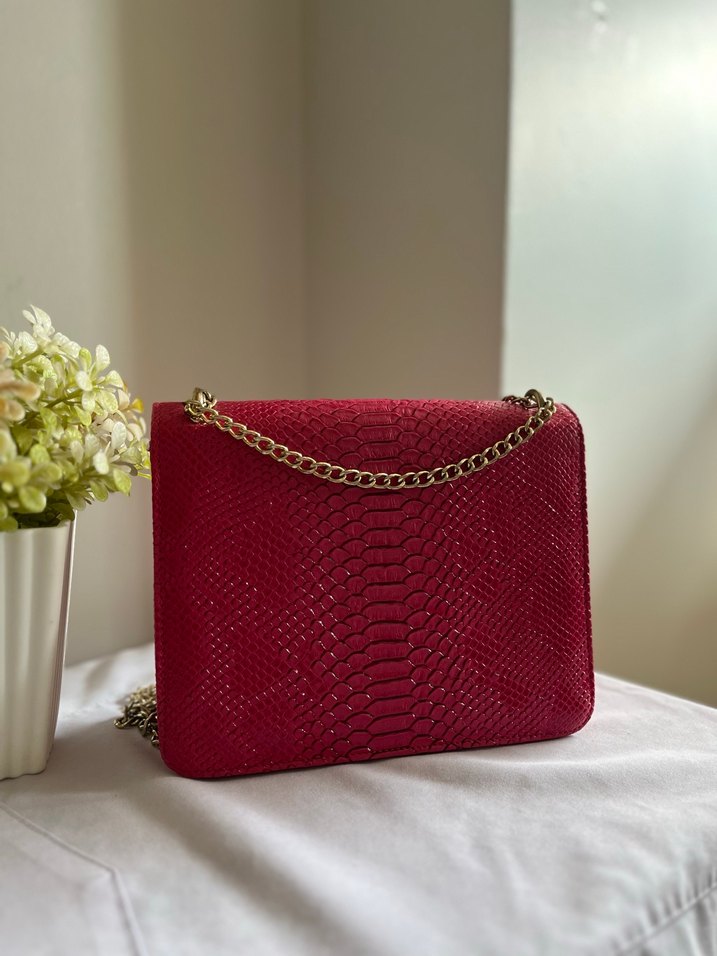 Kırmızı Yılan Derisi Desenli Zincir Detaylı Çanta - Görsel 3