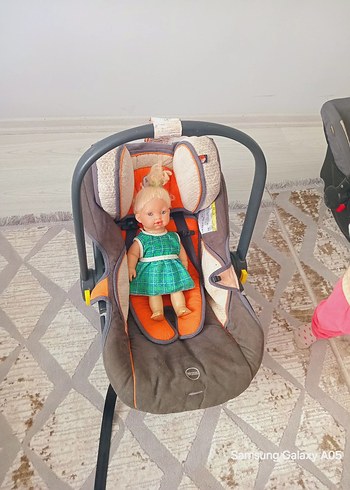 Gri ve turuncu bebek araba koltuğu - Görsel 3