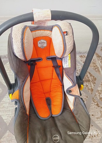 Gri ve turuncu bebek araba koltuğu - Görsel 2