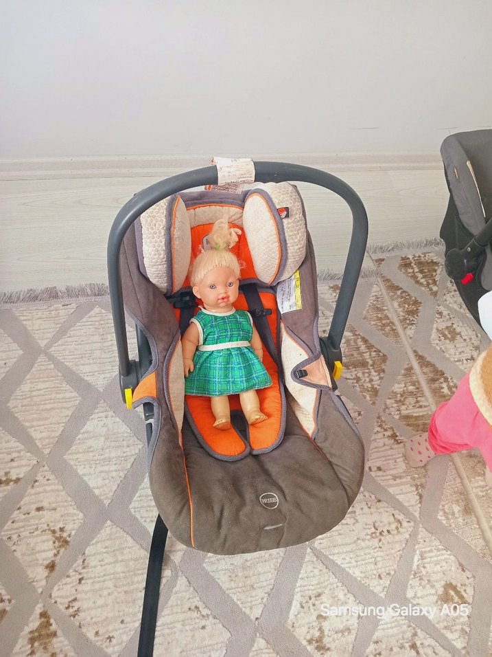 Gri ve turuncu bebek araba koltuğu - Görsel 3