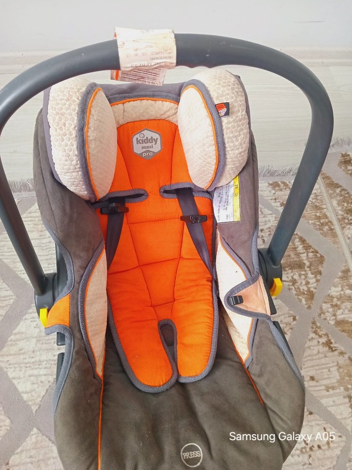 Gri ve turuncu bebek araba koltuğu - Görsel 2