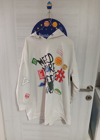 Düğmeli Kapüşonlu Baskılı Beyaz Sweatshirt