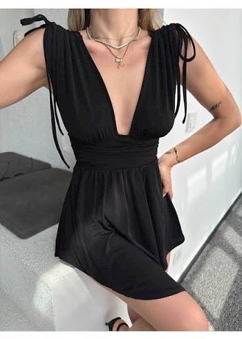 Siyah V Yaka Şortlu Mini Elbise - Görsel 2