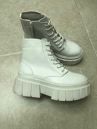 Bershka beyaz bot
