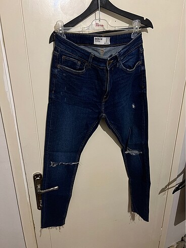 bershka distressed skinny jean