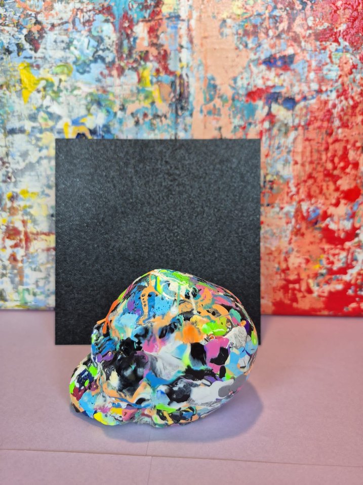 Çok Renkli Kafatası Figürü - Görsel 2