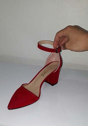 Diğer kırmızı kemerli ayakkabi