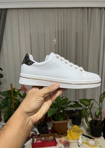 Guess orijinal 40 numara sıfır konumunda