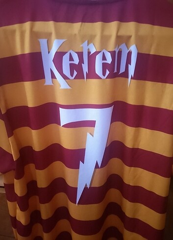 xl Beden kırmızı Renk Galatasaray Kerem Aktürkoğlu Match Day T-shirt ve Anahtarlık