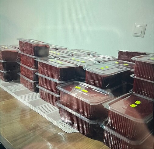 Fabrika salçası 8 kg paketler halinde konularak beyaz plastik ko