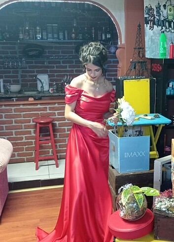 Kan kırmızı Madonna yaka yırtmaçlı elbise????