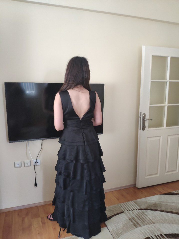 Siyah V Yaka Fırfırlı düğün nişan Elbisesi - Görsel 3