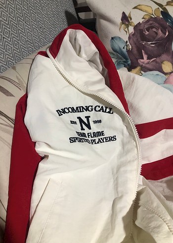 28 Beden beyaz Renk Bershka Kırmızı Beyaz Vintage Ceket