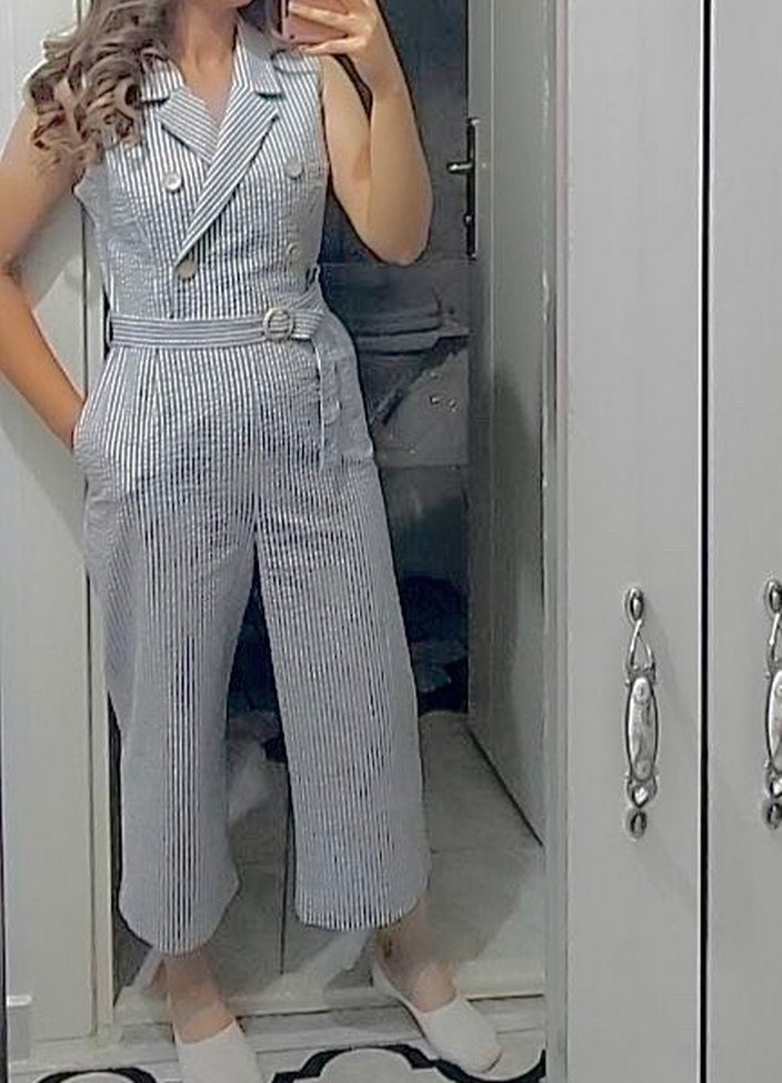 Mavi beyaz çizgili kemer detaylı ara boy tulum. - Görsel 4