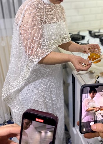 İşlemeli Beyaz Uzun Drapeli Nişan Elbisesi - Görsel 3