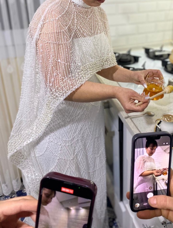 İşlemeli Beyaz Uzun Drapeli Nişan Elbisesi - Görsel 3