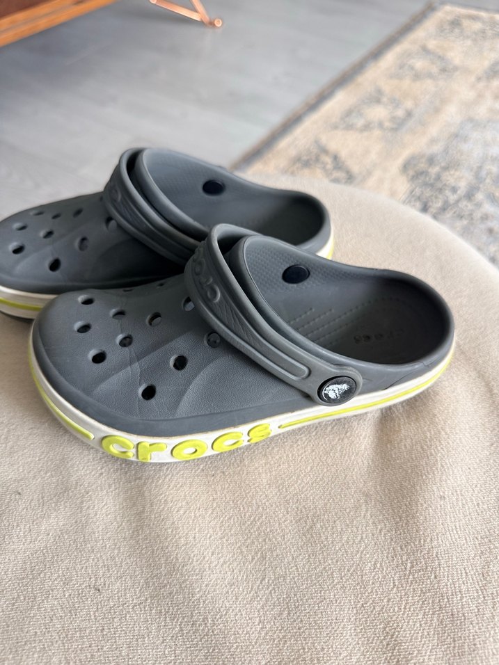 Gri çocuk Crocs  C 12 Terlikler Velcro Bantlı - Görsel 2