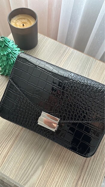 Stradivarius Parlak Siyah Rugan Çanta