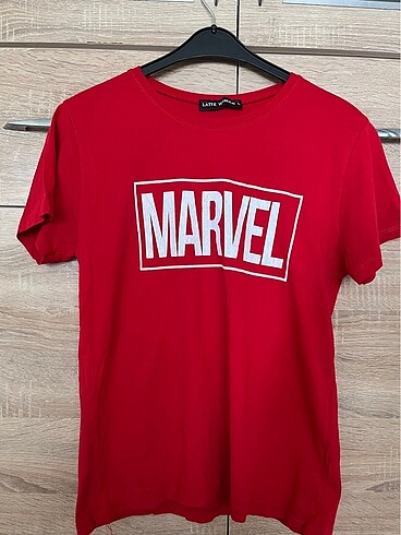 kırmızı marvel tişörtü