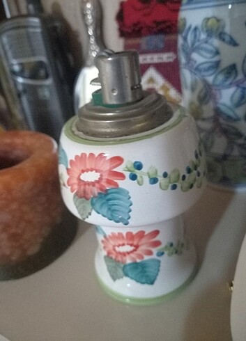 Diğer Muhteşem bir porselen küllük ve masa çakmağı 