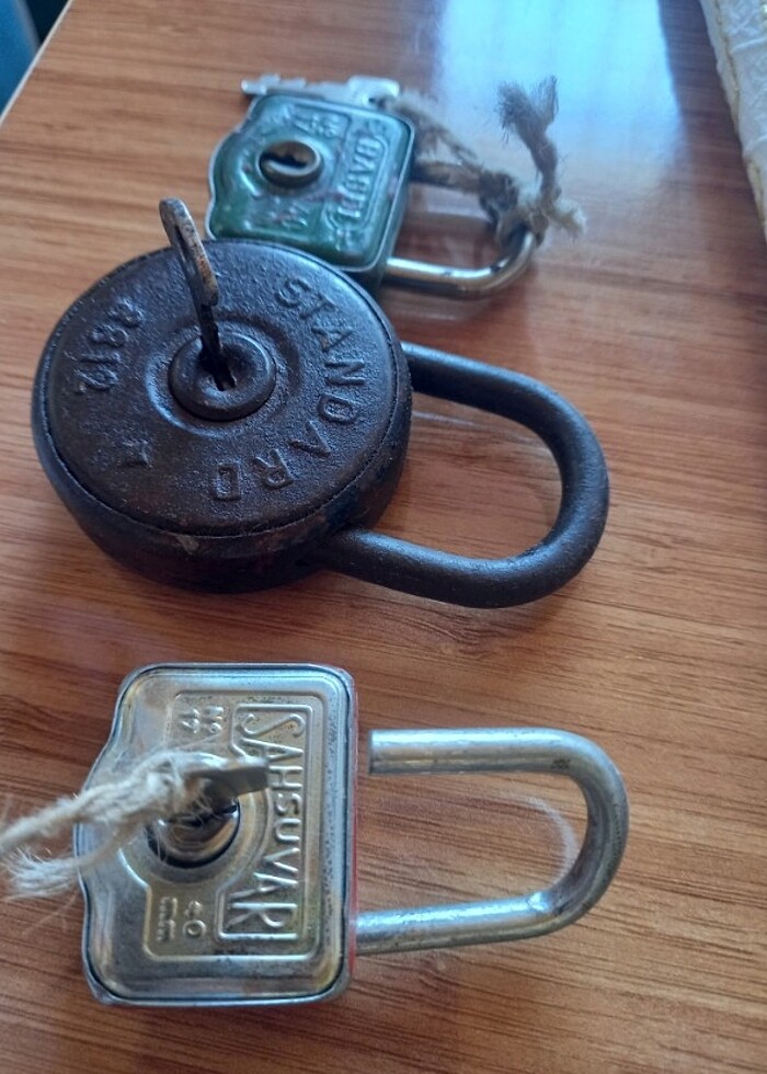 Üç adet antika asma kilit - Görsel 2