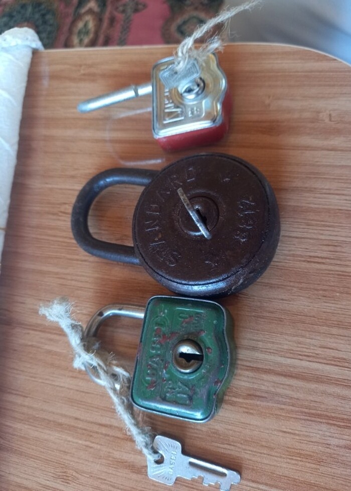 Üç adet antika asma kilit - Görsel 3