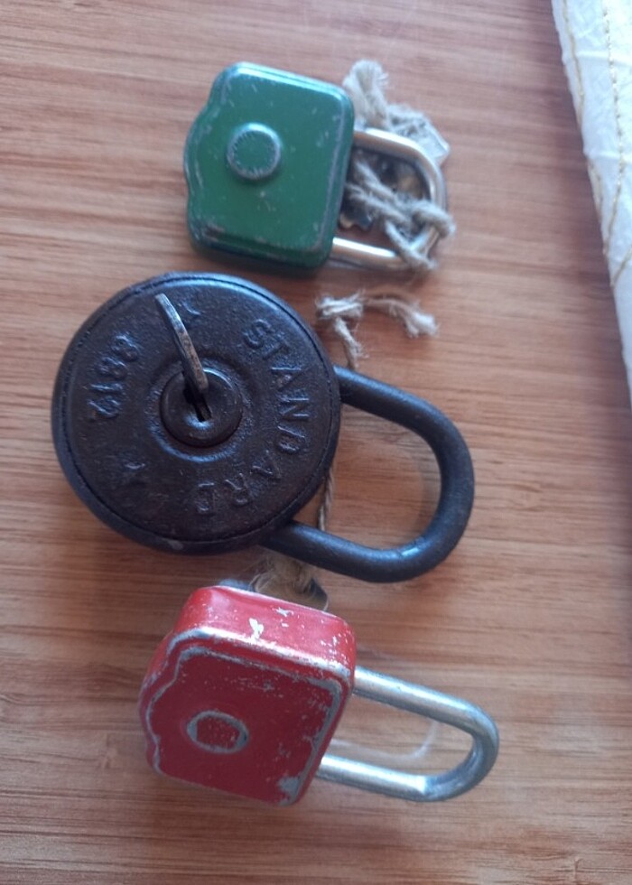 Üç adet antika asma kilit - Görsel 4