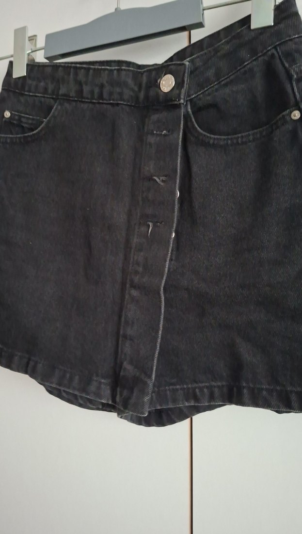 Siyah Düğmeli Mini Kot Şort - Görsel 5