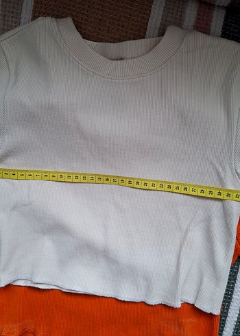 Beyaz ve turuncu Kısa Kollu Crop Top - Görsel 2