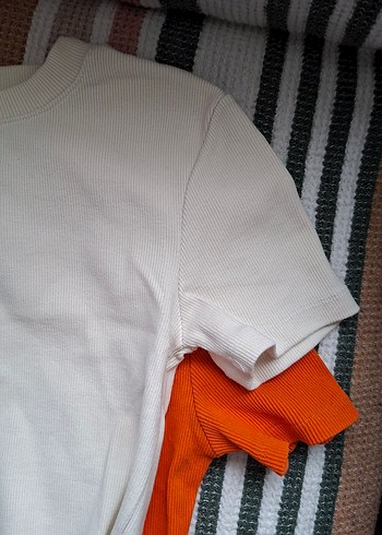 Beyaz ve turuncu Kısa Kollu Crop Top - Görsel 5