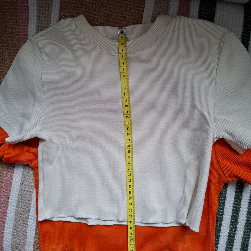 Beyaz ve turuncu Kısa Kollu Crop Top - Görsel 3