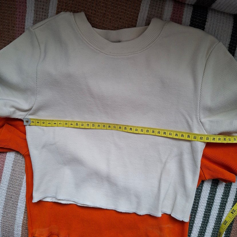 Beyaz ve turuncu Kısa Kollu Crop Top - Görsel 2