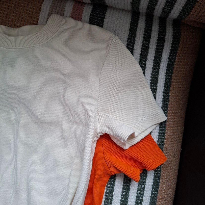 Beyaz ve turuncu Kısa Kollu Crop Top - Görsel 5