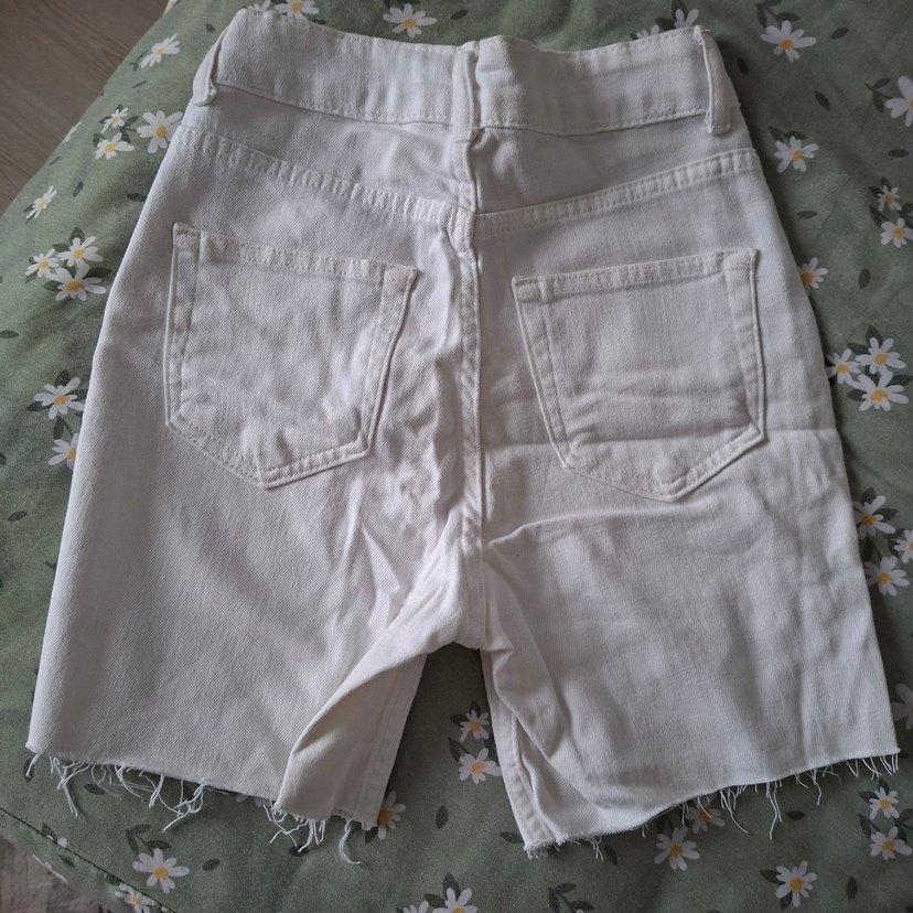 Beyaz Kadın Denim Bermuda Şort - Görsel 3