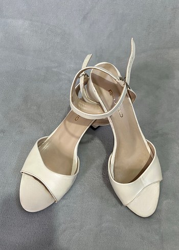 Kadın Beyaz Klasik Topuklu Sandalet - Görsel 2