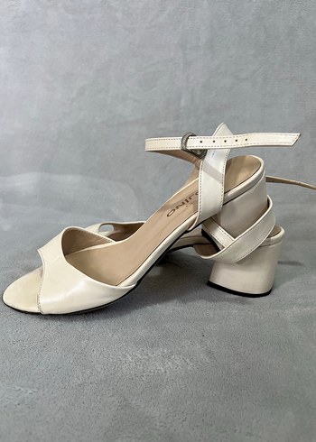 Kadın Beyaz Klasik Topuklu Sandalet - Görsel 3