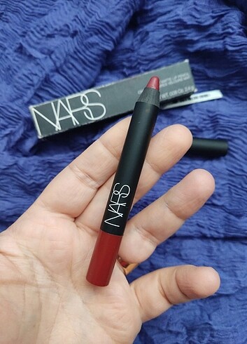 Beden Nars consuming red