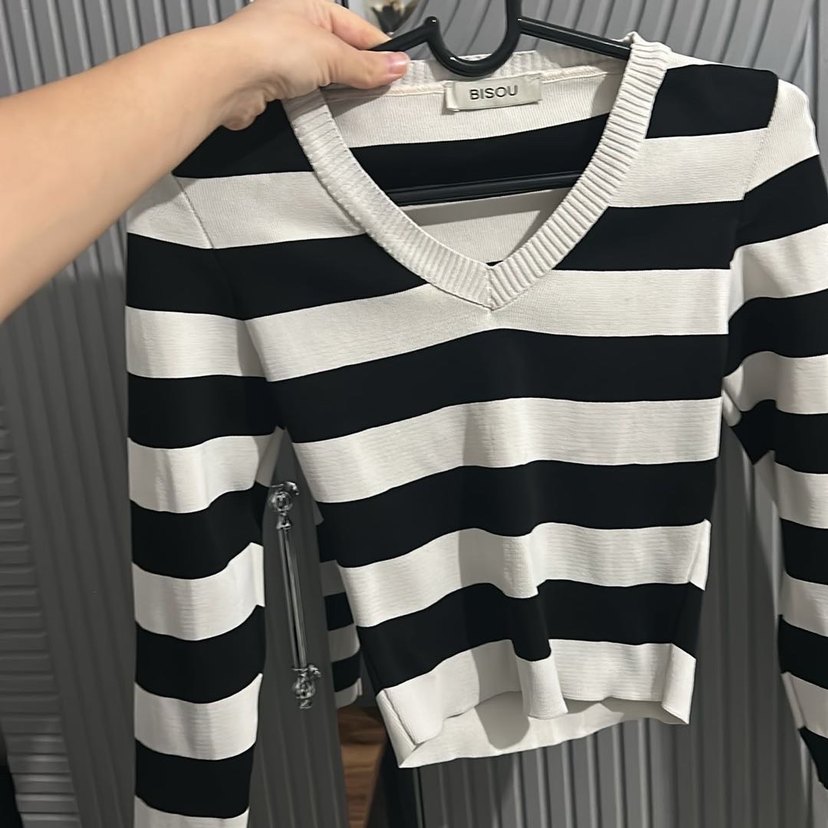 V Yaka Siyah Beyaz Çizgili Kadın Kazak - Görsel 3