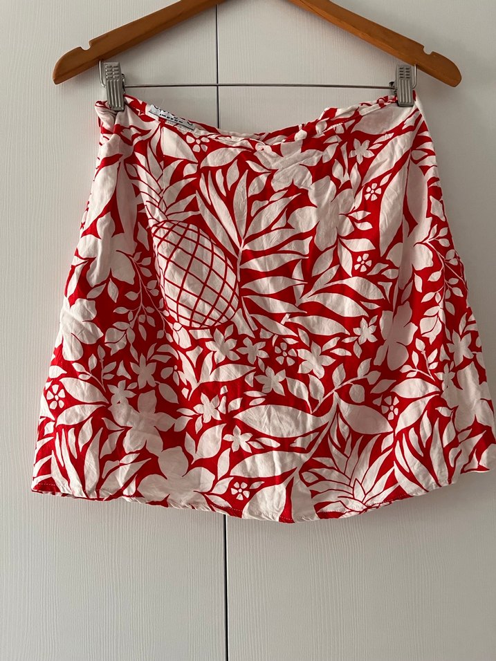 Kırmızı Çiçek Desenli Pileli Mini Etek - Görsel 3