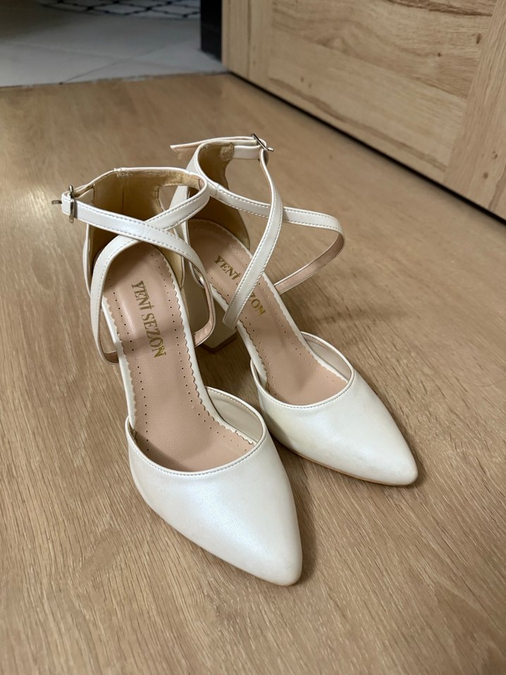 Beyaz Deri Tokalı Kadın Topuklu Ayakkabı - Görsel 2